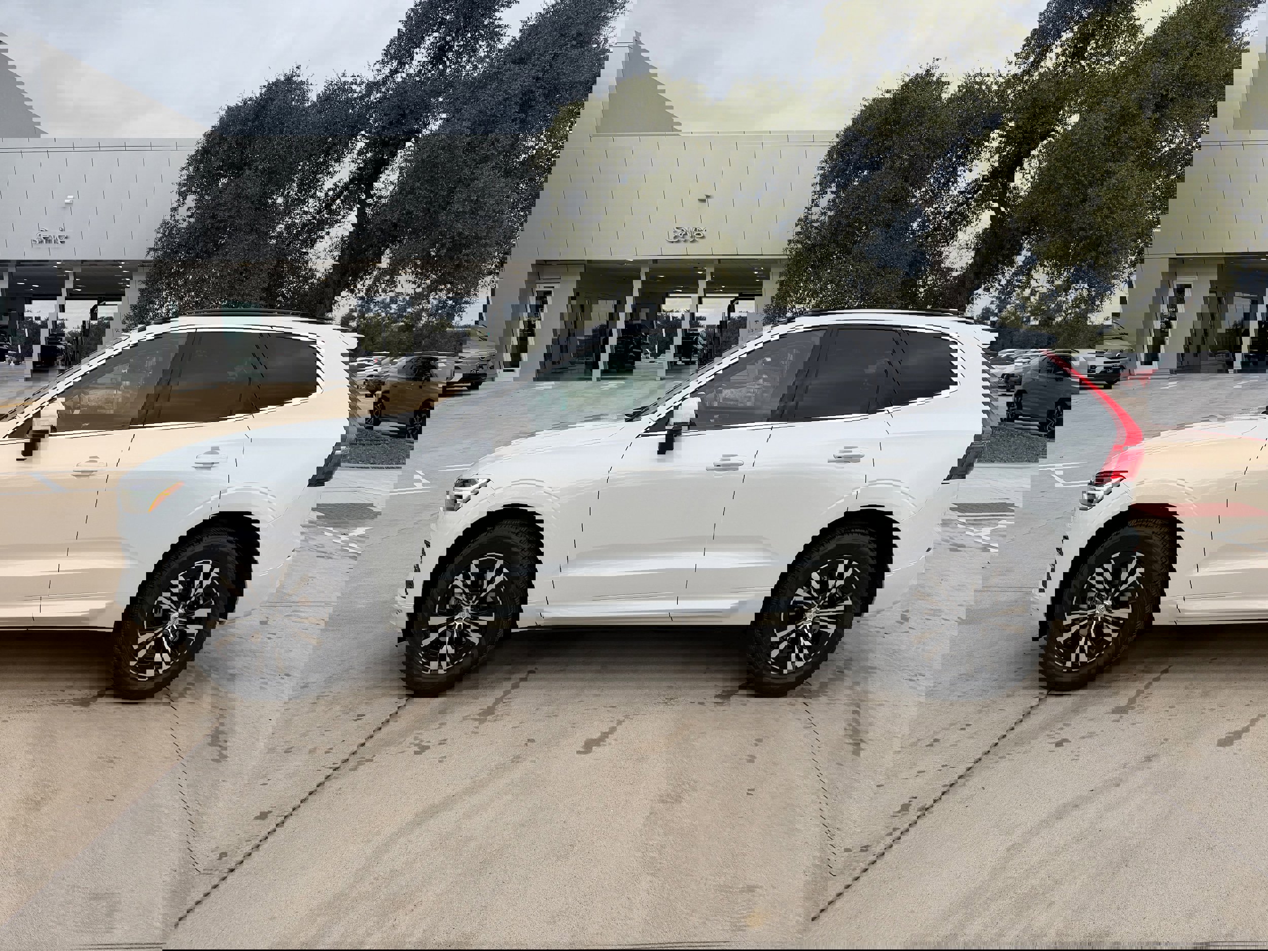 Certified 2023 Volvo XC60 B5 Core image 3