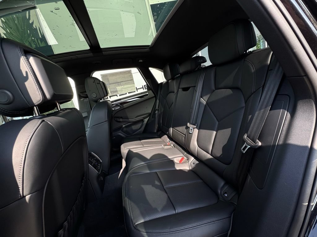 Certified 2025 Porsche Macan AWD/4WD image 34