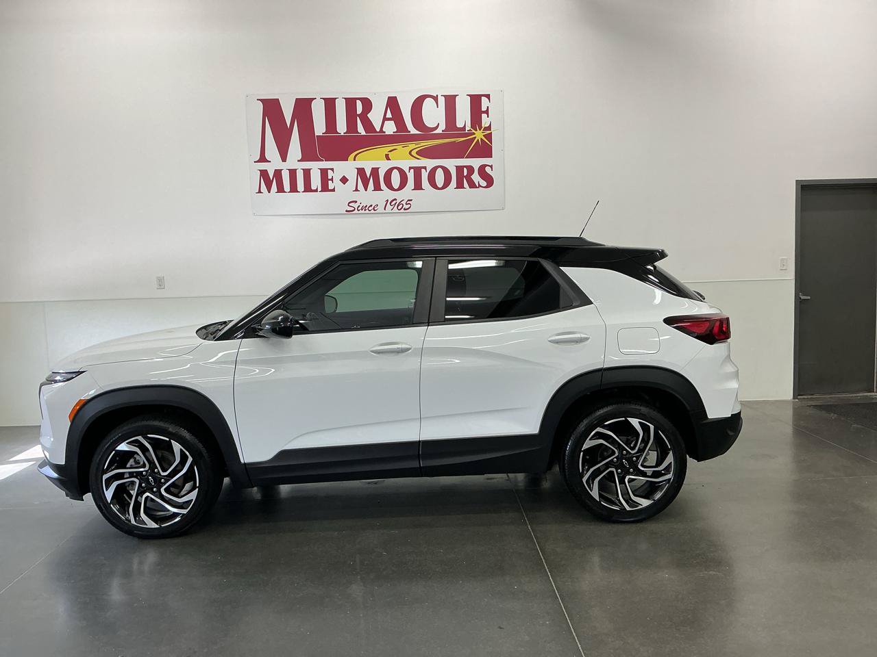 Used 2024 Chevrolet TrailBlazer RS w/ Convenience Package AWD/4WD image 2