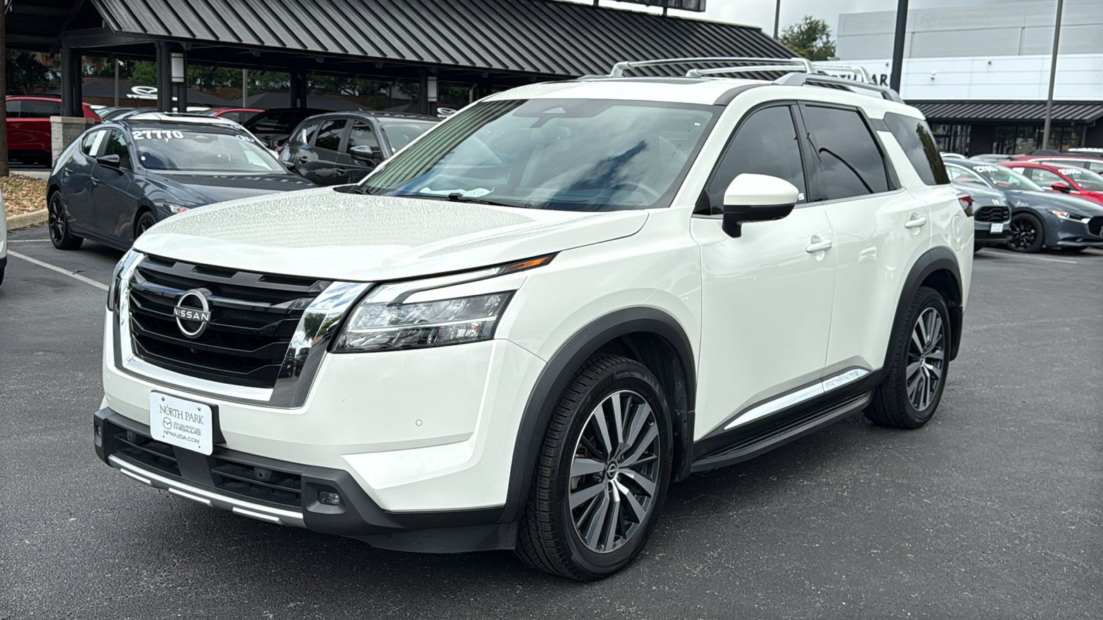 Used 2022 Nissan Pathfinder Platinum w/ Lighting Package (N93) FWD image 3