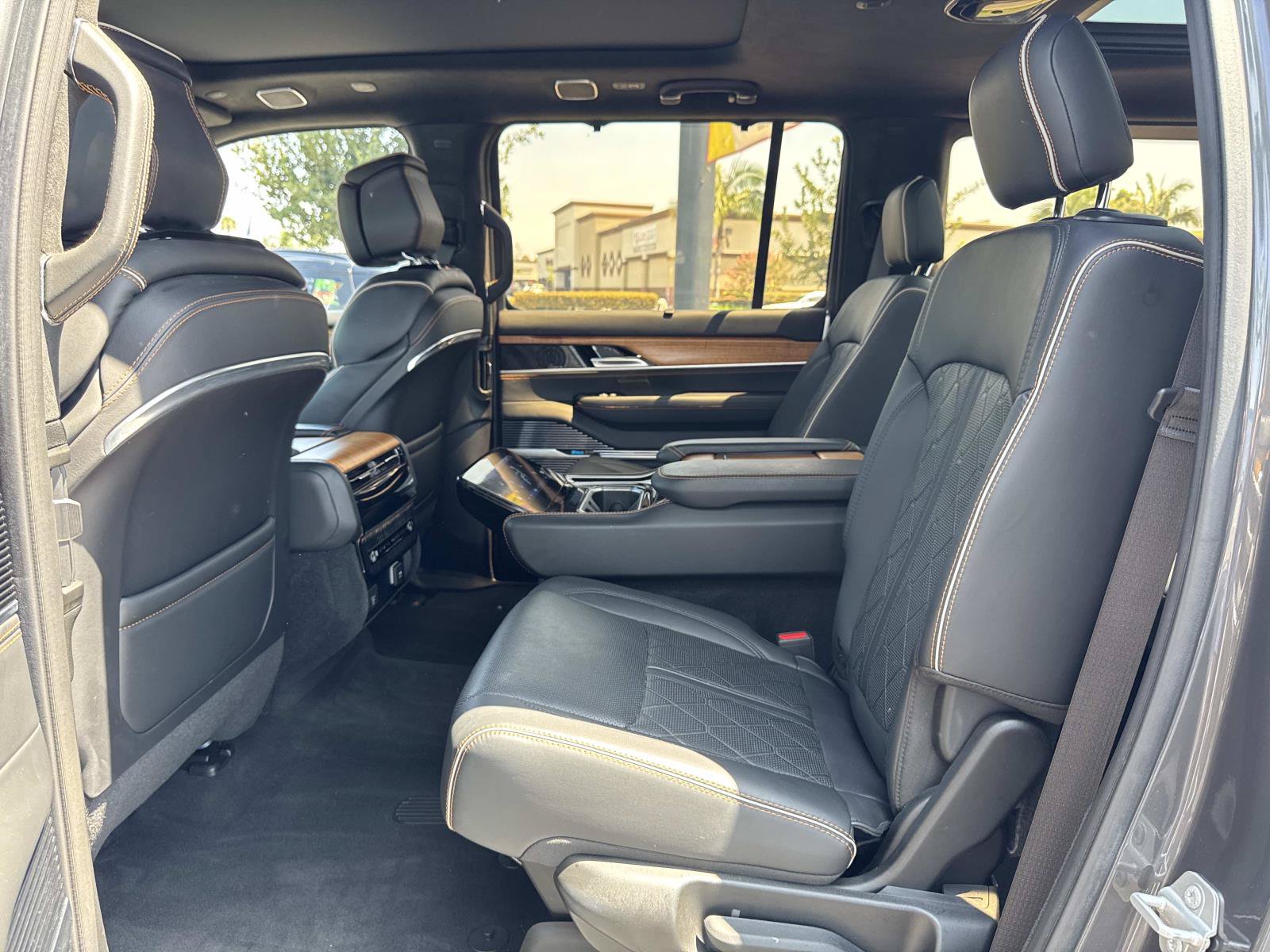 Used 2023 Jeep Grand Wagoneer Series III AWD/4WD image 25