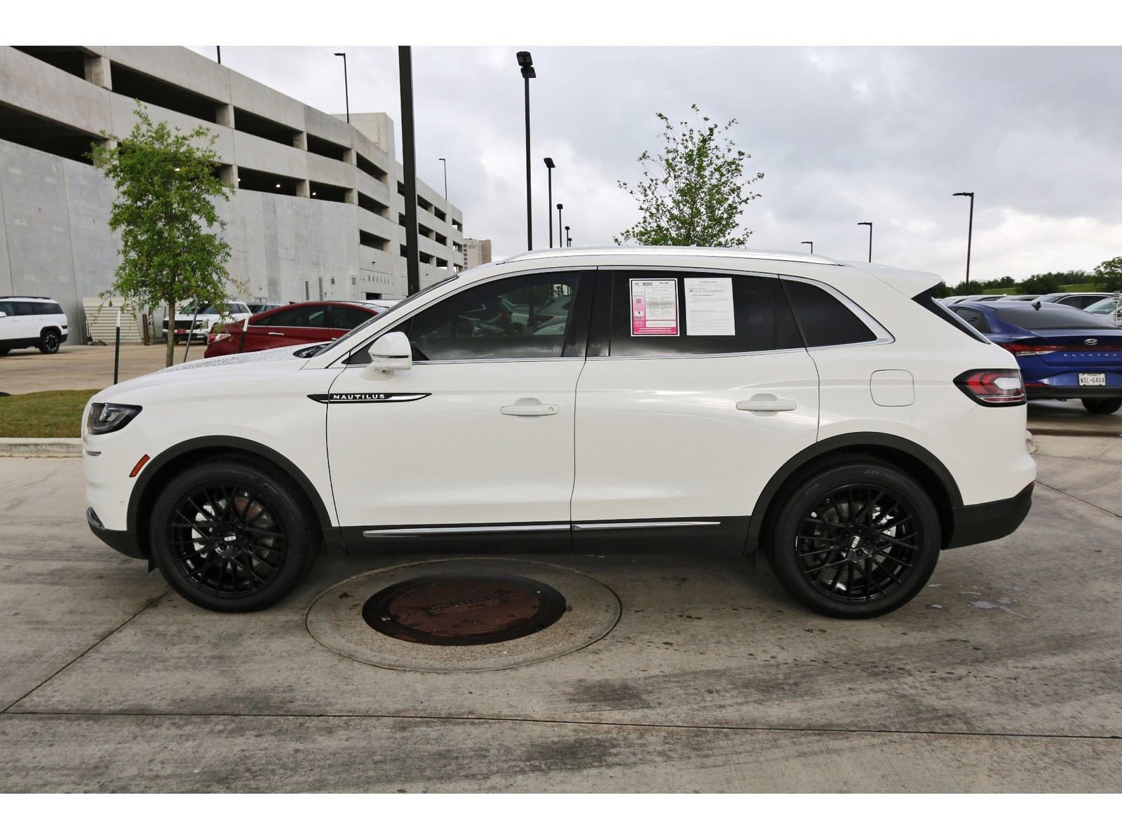 Used 2022 Lincoln Nautilus Reserve w/ Equipment Group 201A image 5