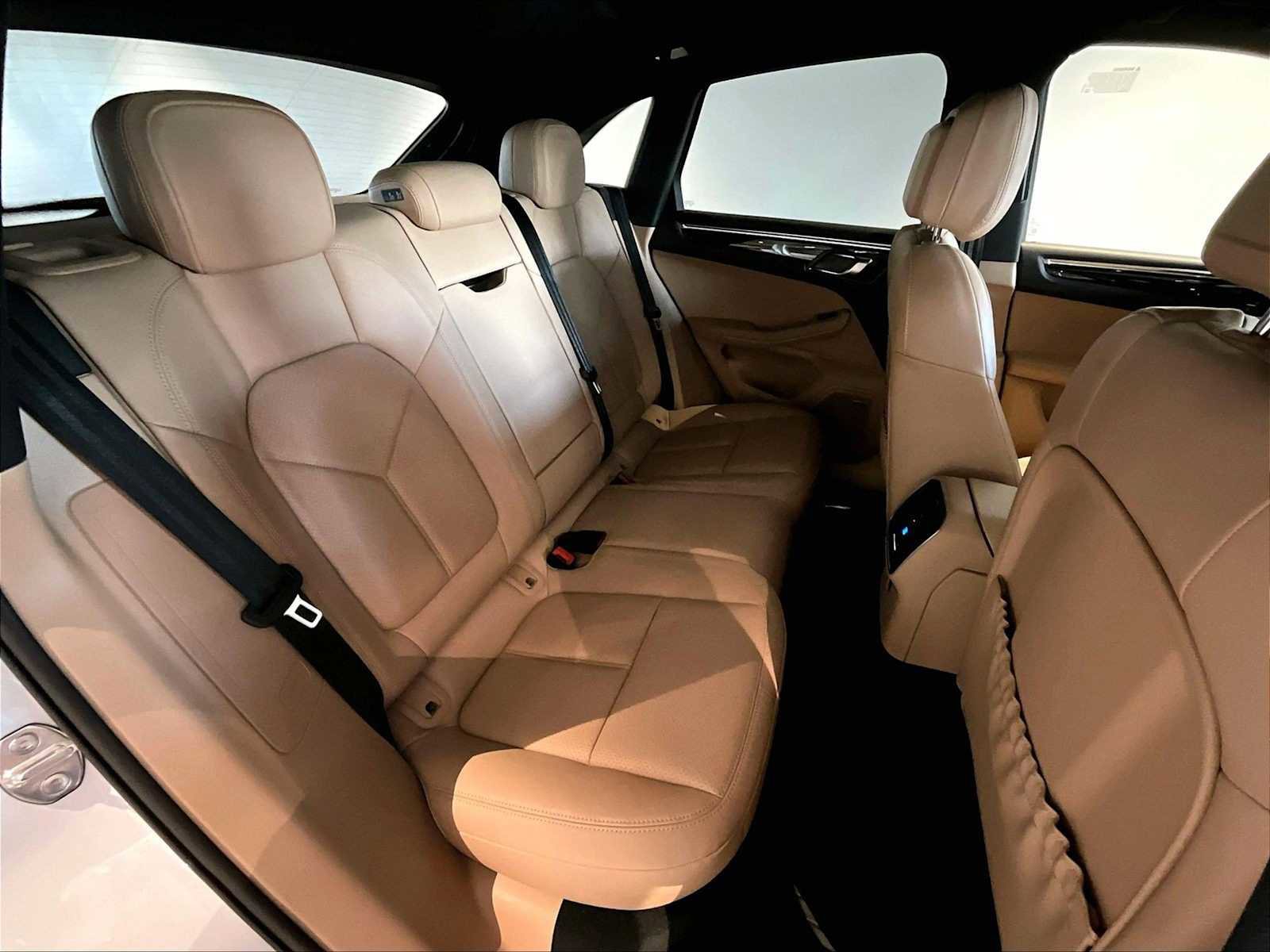 Used 2025 Porsche Macan image 32