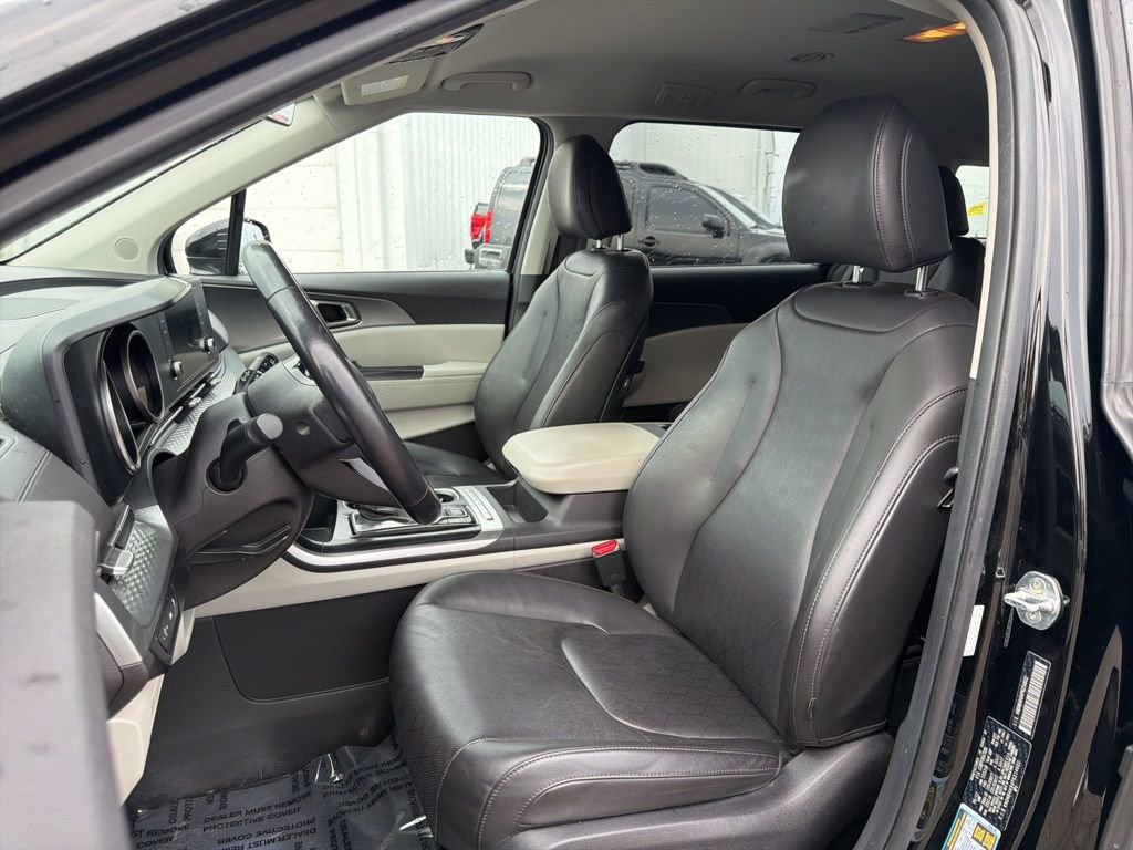 Used 2023 Kia Carnival LX image 21