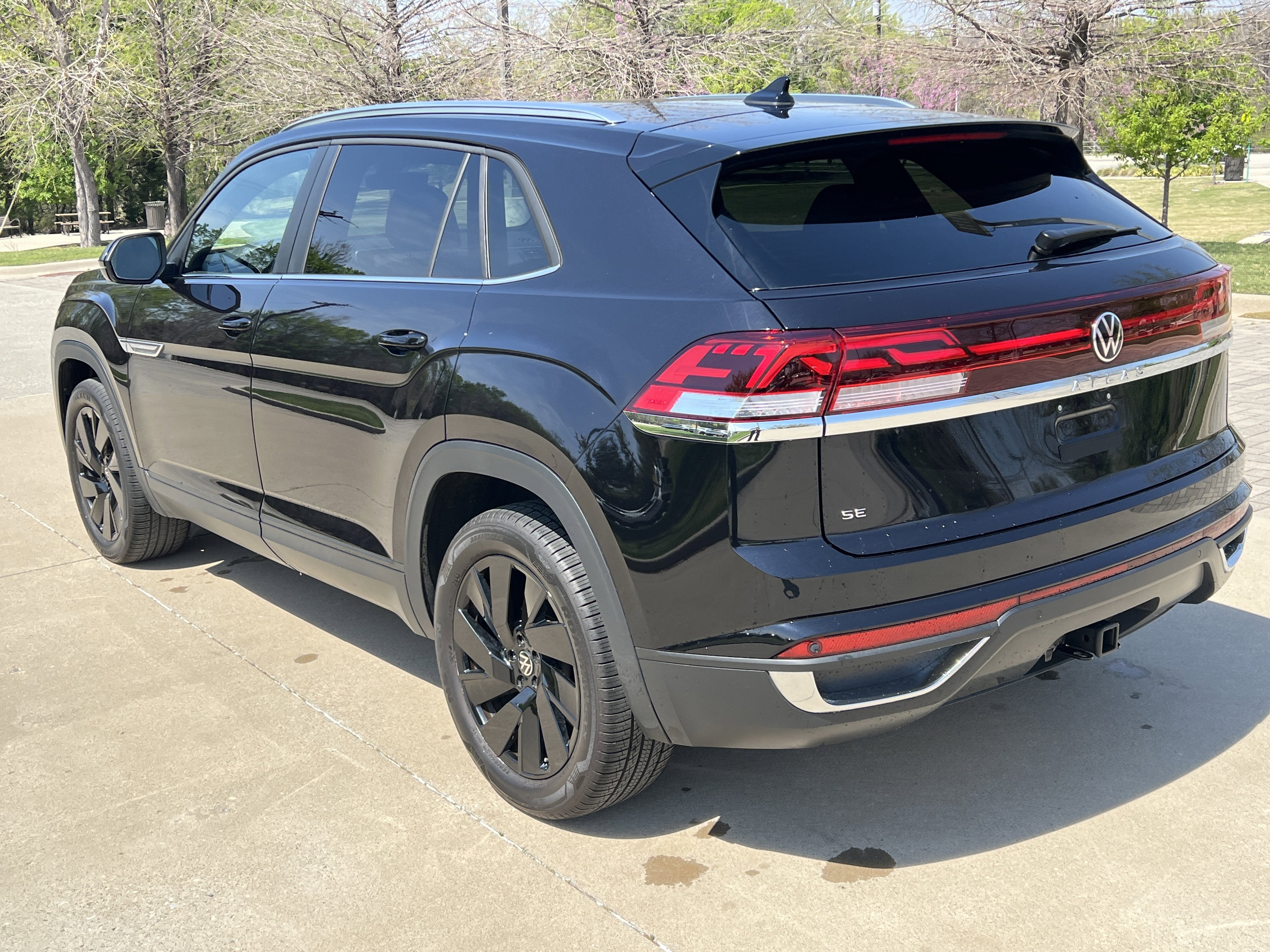 Certified 2025 Volkswagen Atlas Cross Sport SE w/ Panoramic Sunroof Package FWD image 8