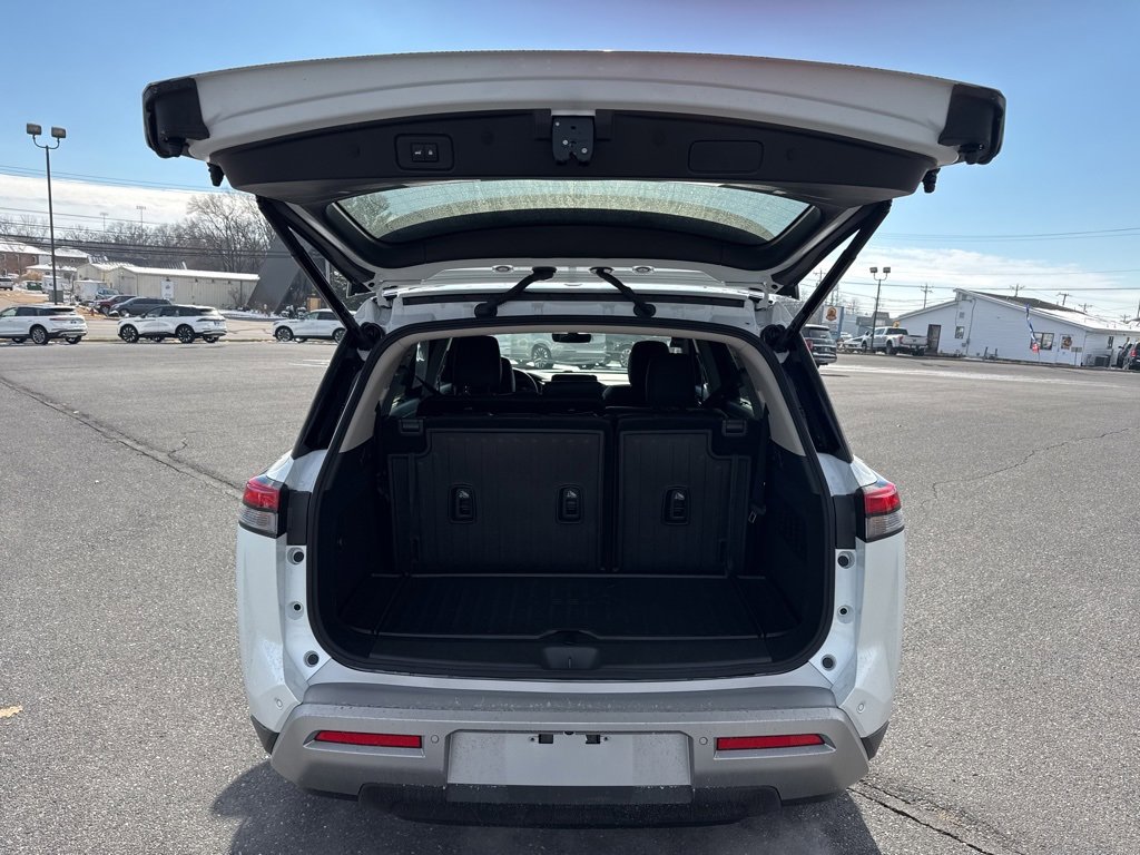 Used 2025 Nissan Pathfinder SL w/ Cargo Package image 17