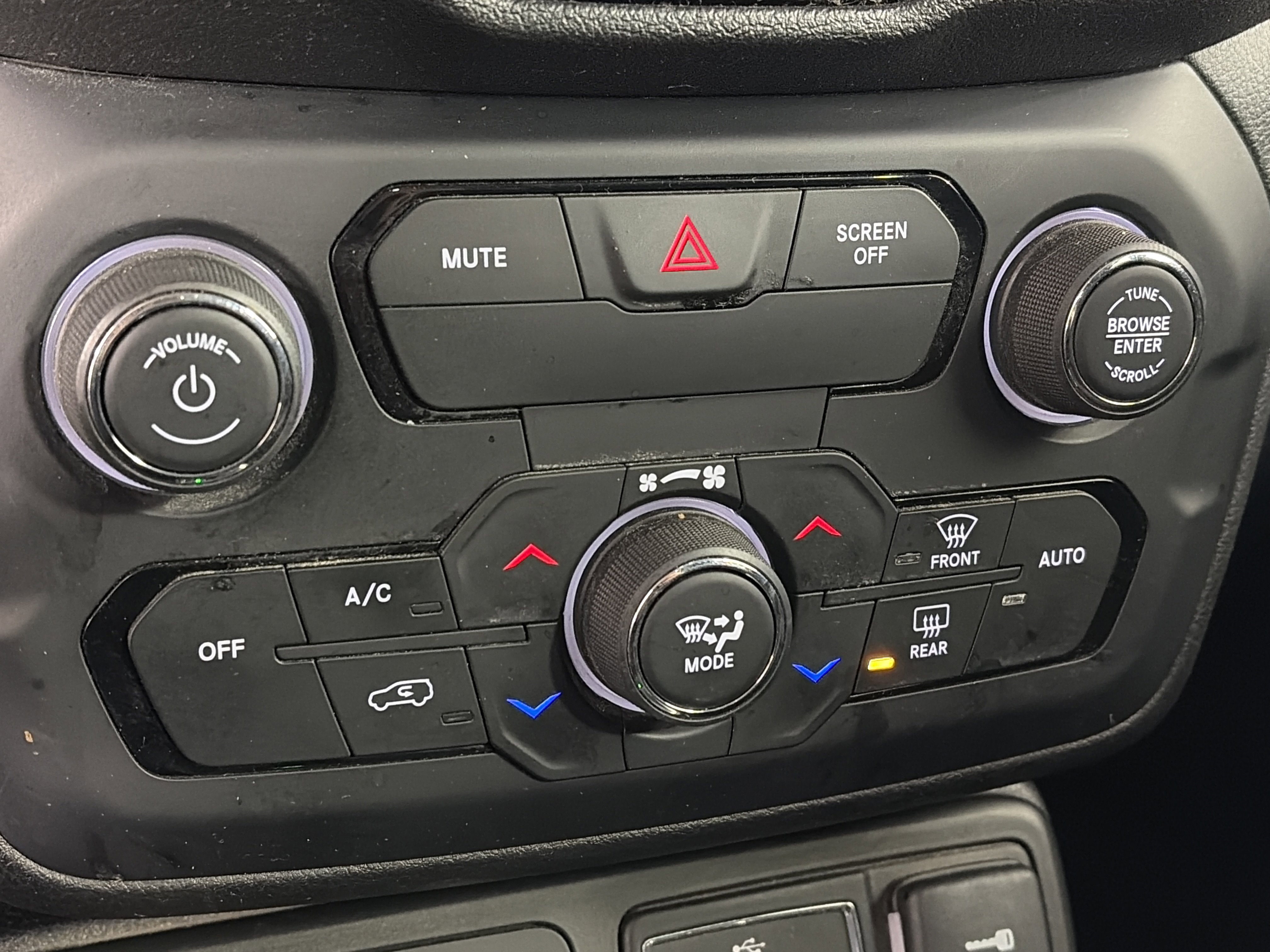 Used 2018 Jeep Renegade Latitude w/ Cold Weather Group image 22