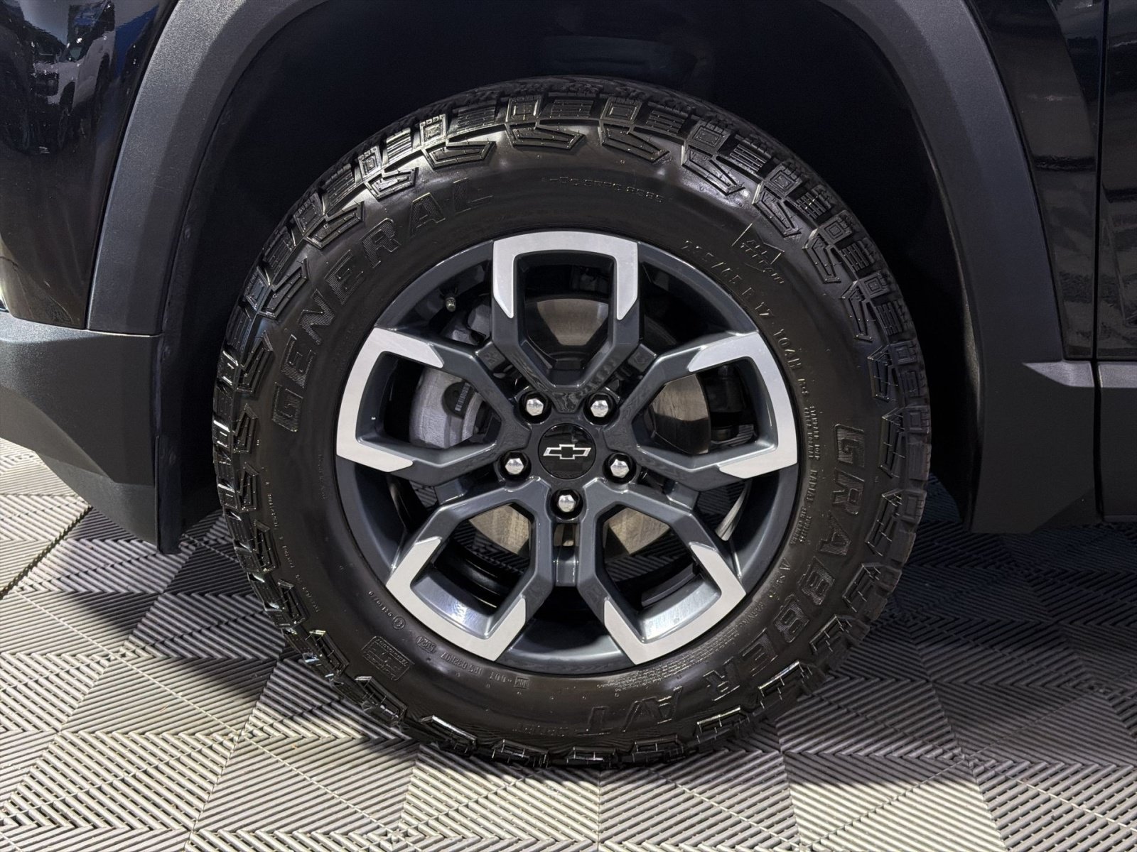 Used 2025 Chevrolet Equinox ACTIV w/ Safety and Technology Package AWD/4WD image 16