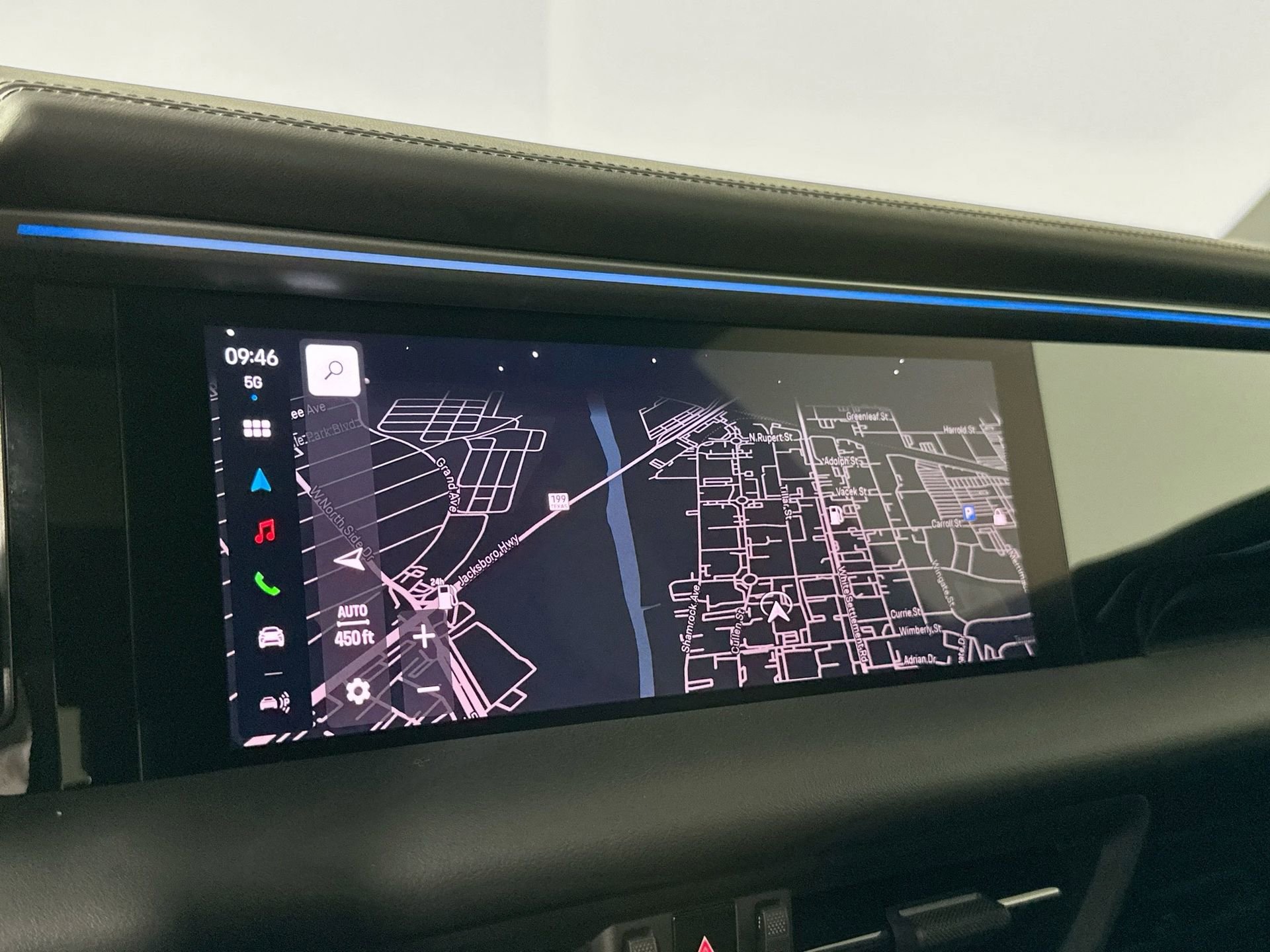 Certified 2025 Porsche Macan 4 Electric image 28