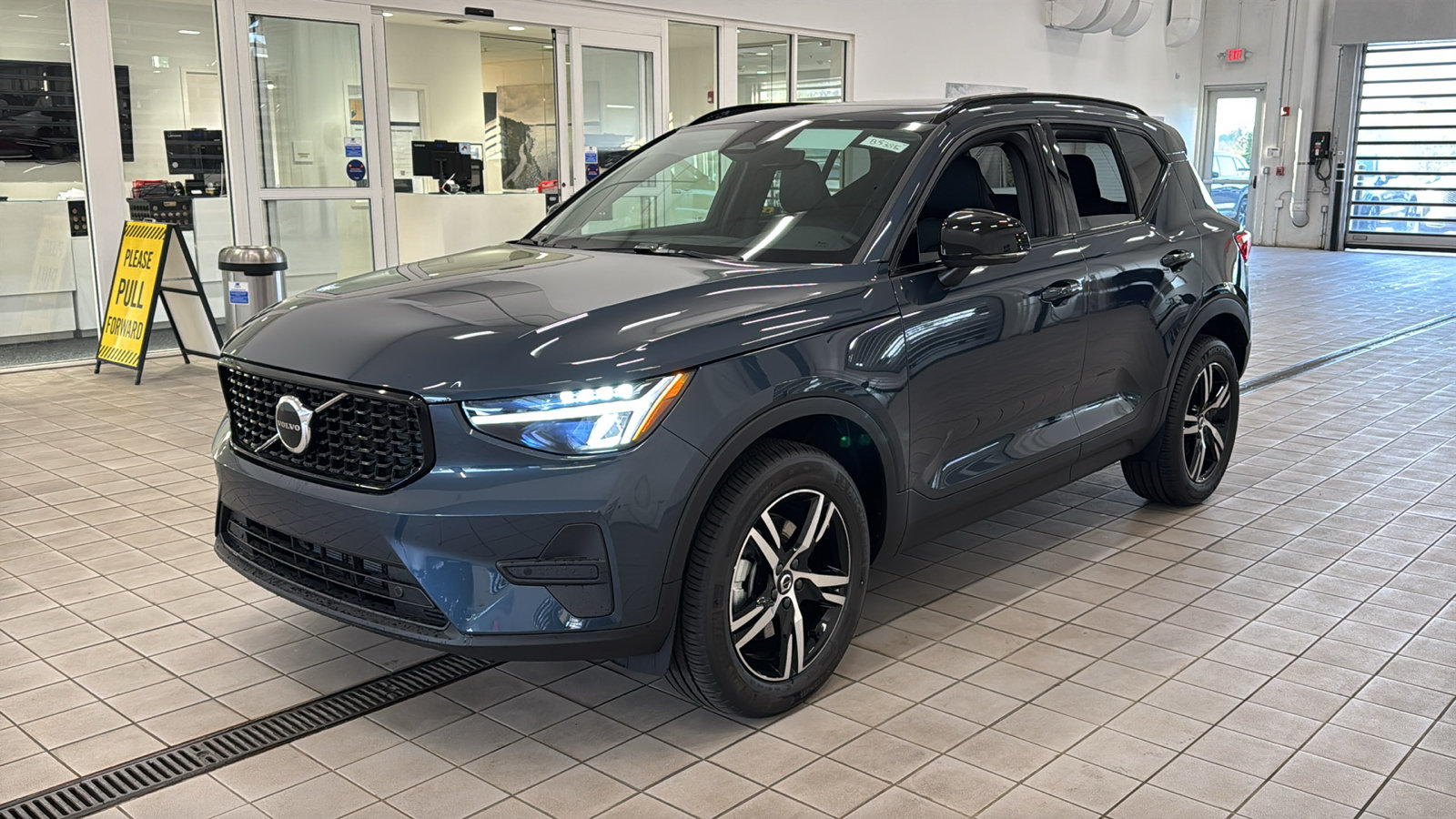 New 2026 Volvo XC40 B5 Core w/ Climate Package AWD/4WD image 9