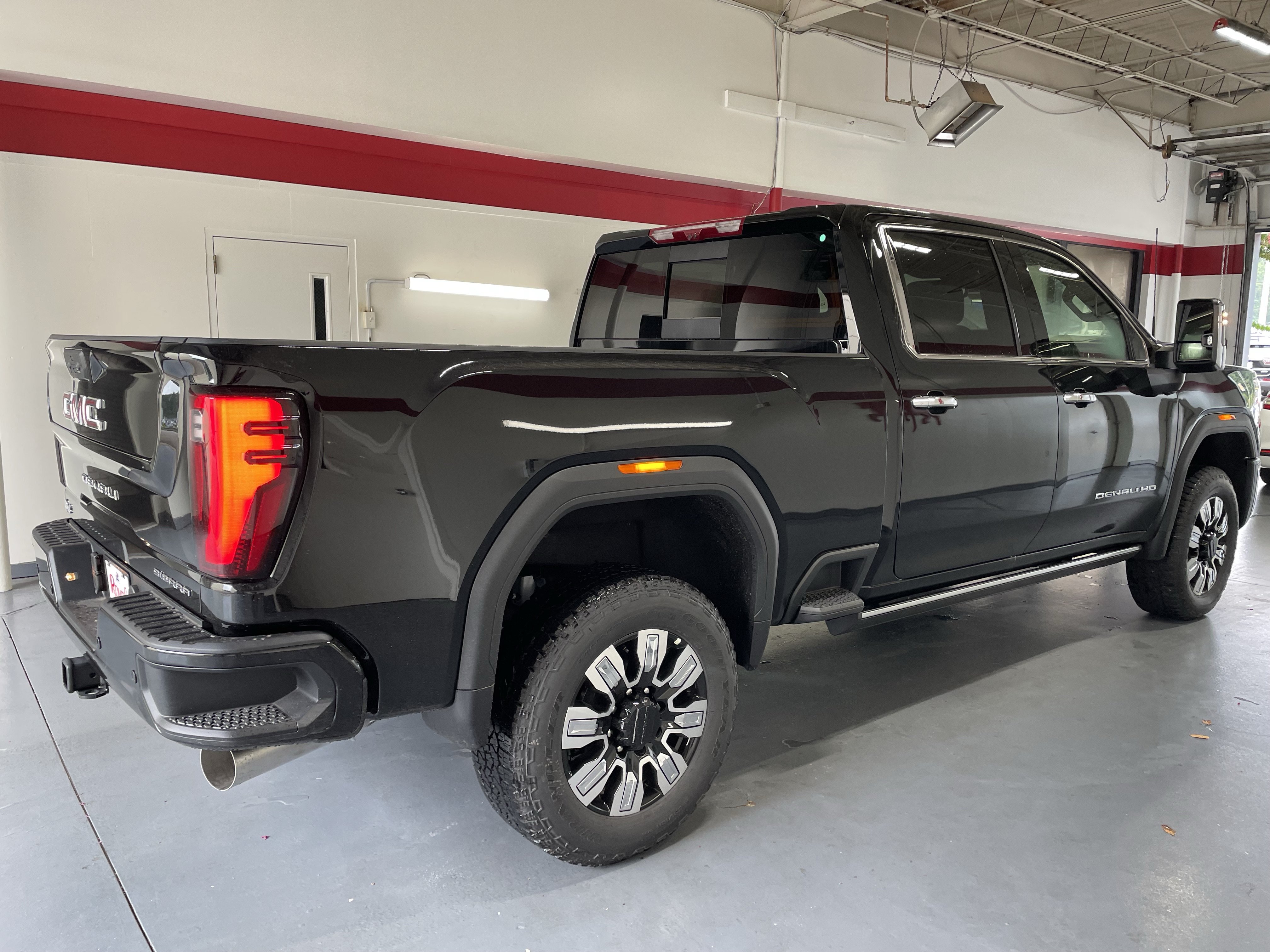 New 2026 GMC Sierra 2500 Denali w/ Denali Reserve Package AWD/4WD image 4