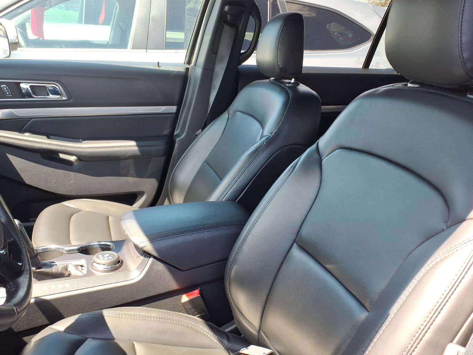 Used 2019 Ford Explorer XLT w/ Equipment Group 202A AWD/4WD image 7