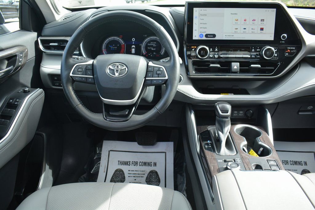 Used 2023 Toyota Highlander Limited image 3