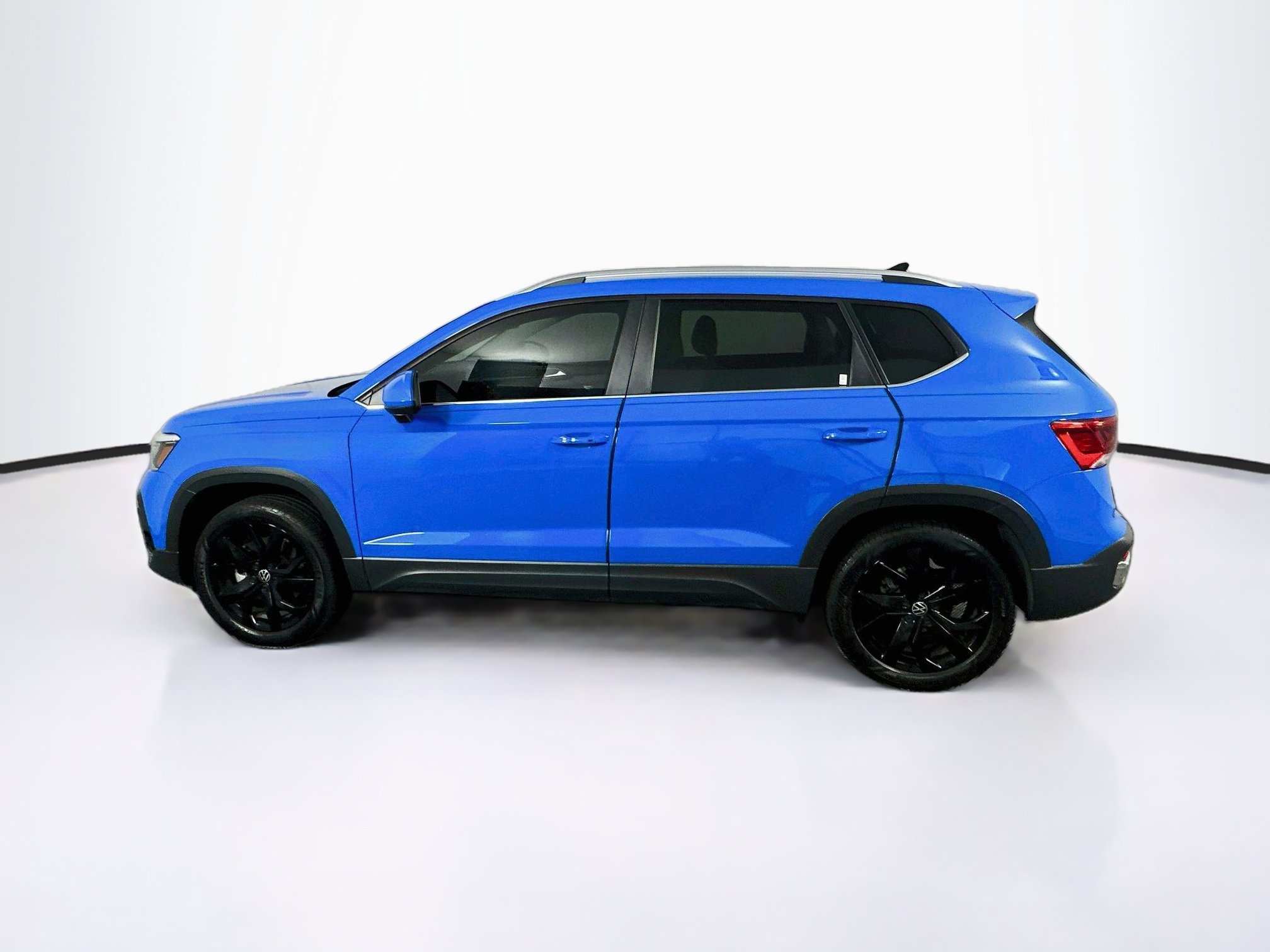 Used 2023 Volkswagen Taos SE FWD image 4