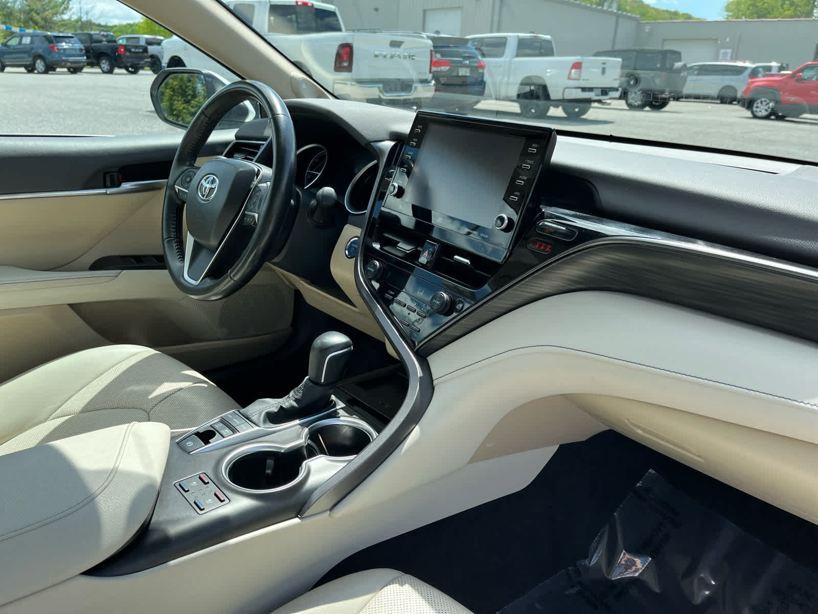 Used 2024 Toyota Camry XLE w/ Navigation Package FWD image 38