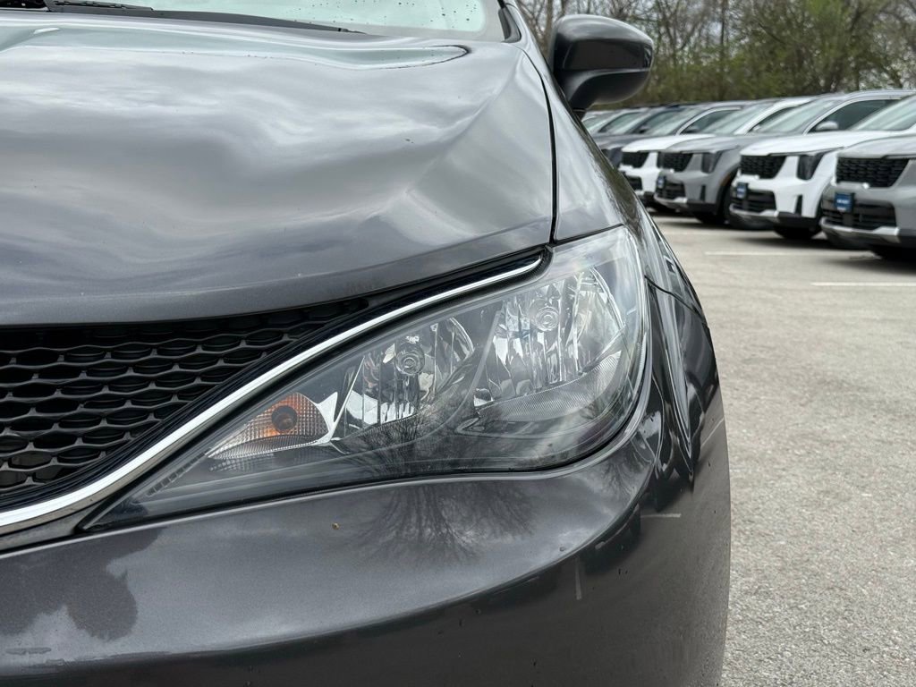 Used 2020 Chrysler Voyager Lxi image 4