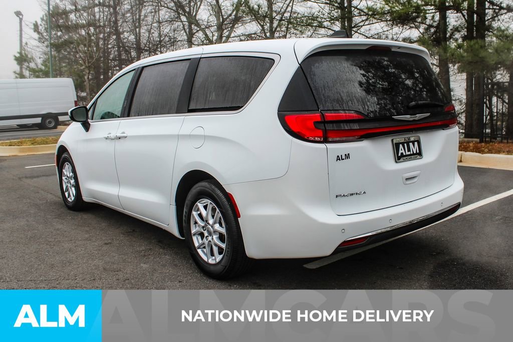 Used 2023 Chrysler Pacifica Touring-L image 5