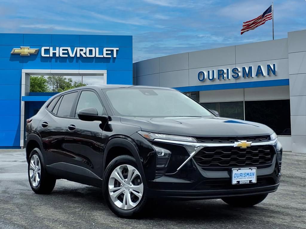 Used 2024 Chevrolet Trax LS image 1