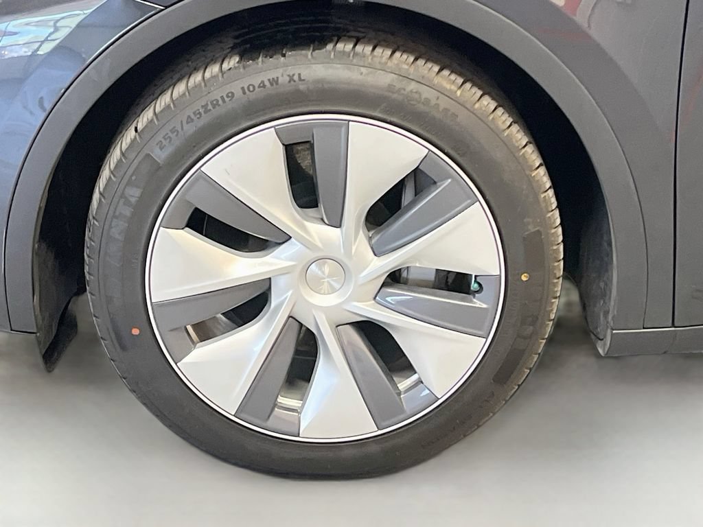 Used 2024 Tesla Model Y Long Range AWD/4WD image 31