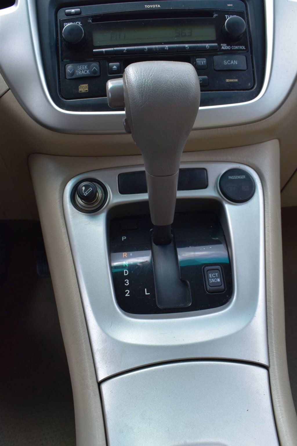 Used 2005 Toyota Highlander 4WD V6 w/ 3rd Row image 30