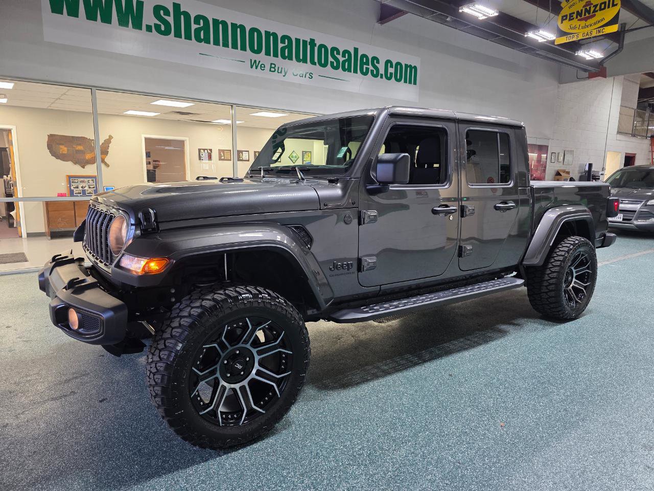 Used 2025 Jeep Gladiator Sport image 2