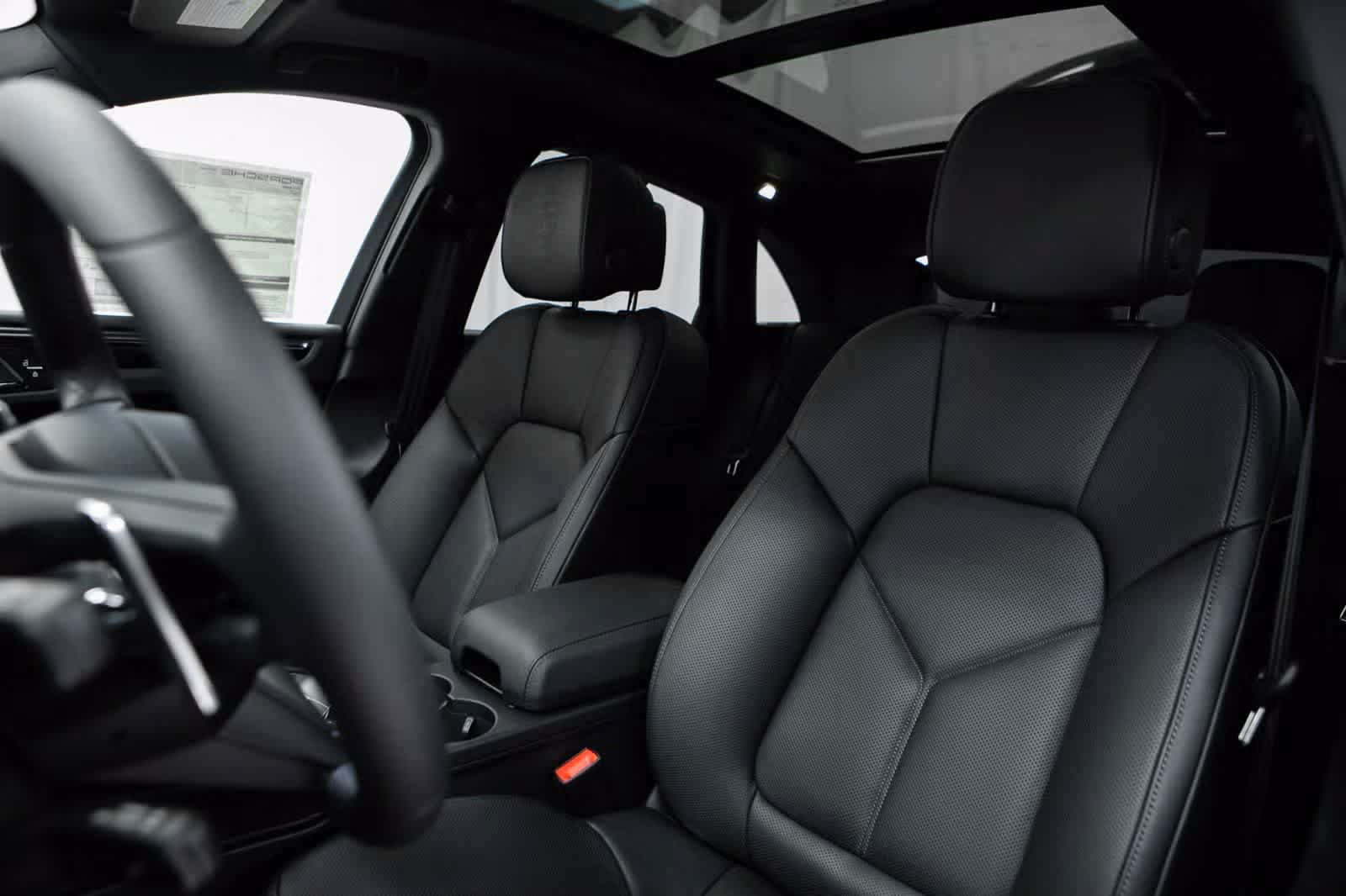 Certified 2026 Porsche Macan AWD/4WD image 5