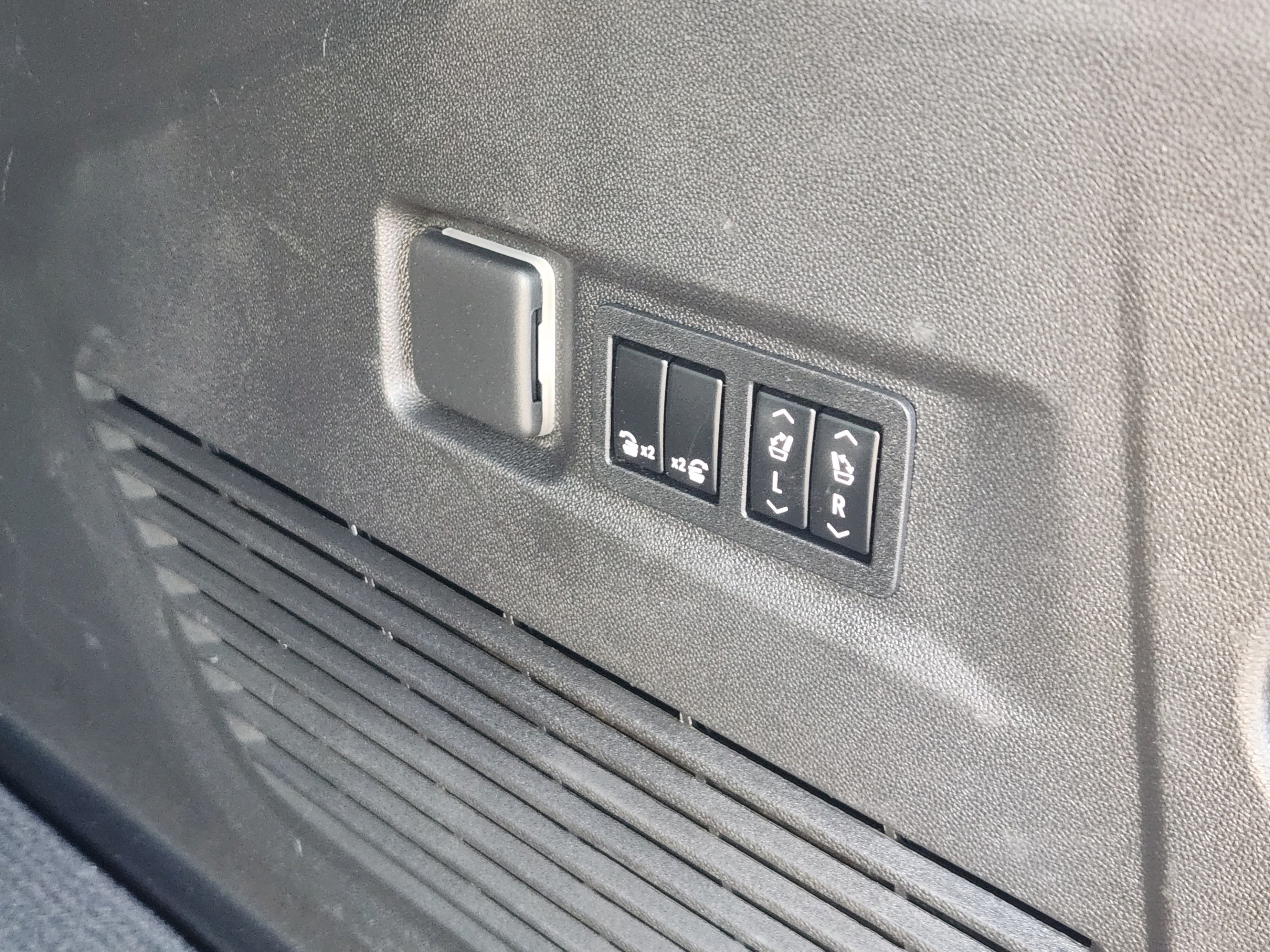 Used 2022 GMC Yukon XL Denali AWD/4WD image 30