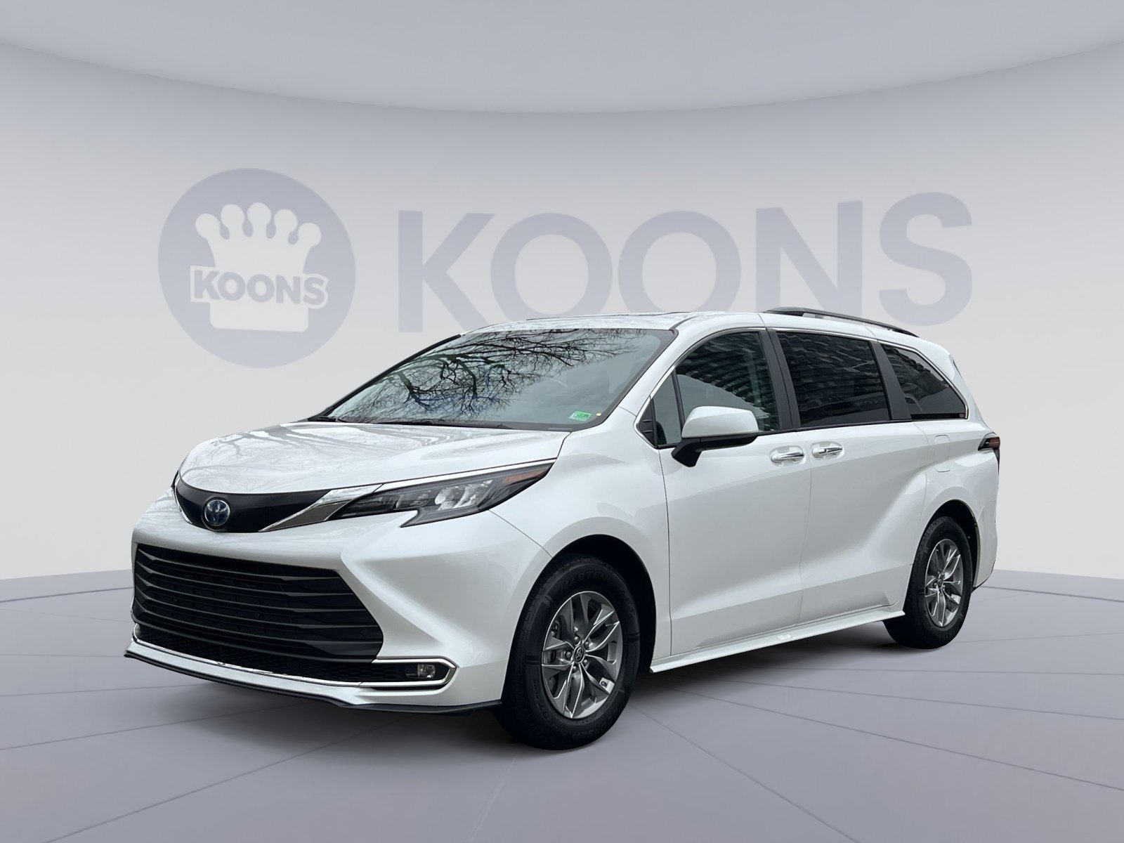 Used 2024 Toyota Sienna XLE image 1
