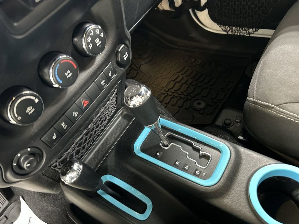 Used 2017 Jeep Wrangler Unlimited Sahara w/ Connectivity Group AWD/4WD image 17