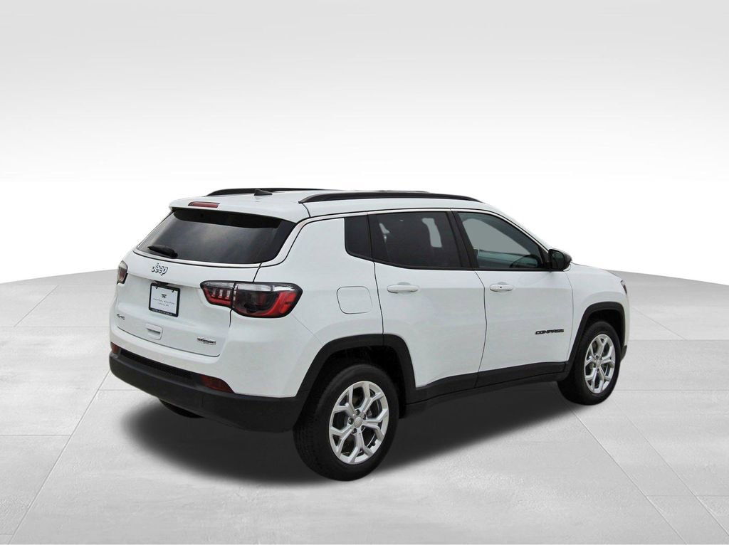 Used 2024 Jeep Compass Latitude image 4