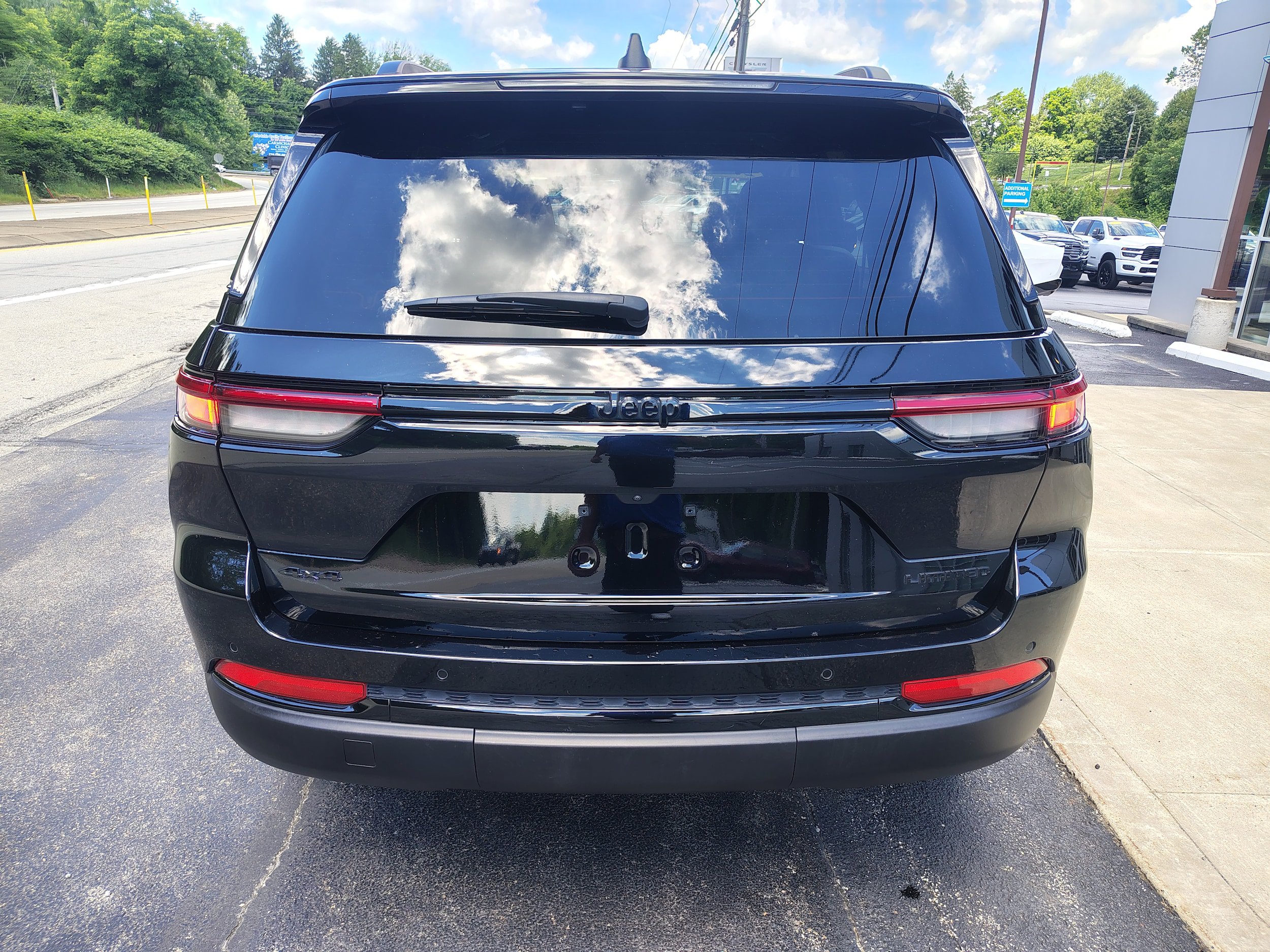 Certified 2024 Jeep Grand Cherokee Limited w/ Black Appearance Package AWD/4WD image 8