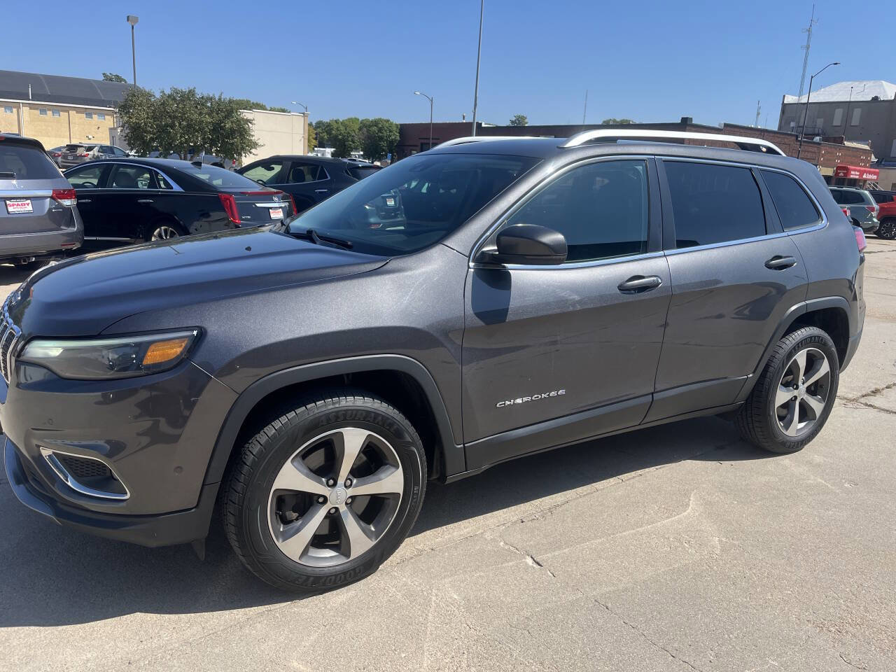 Used 2019 Jeep Cherokee Limited w/ Technology Group image 2