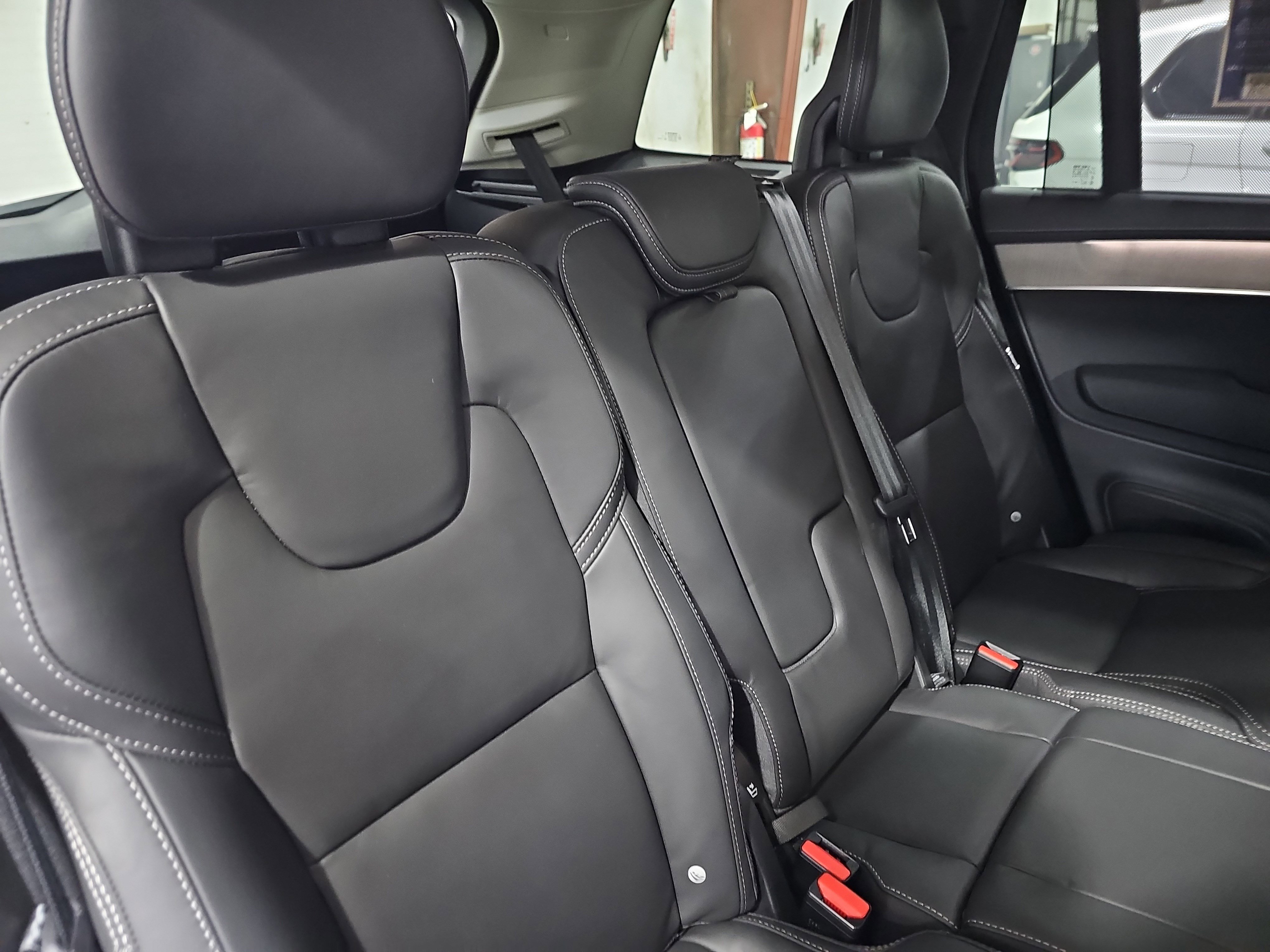 Used 2025 Volvo XC90 T8 Ultra w/ Protection Package Premier image 12