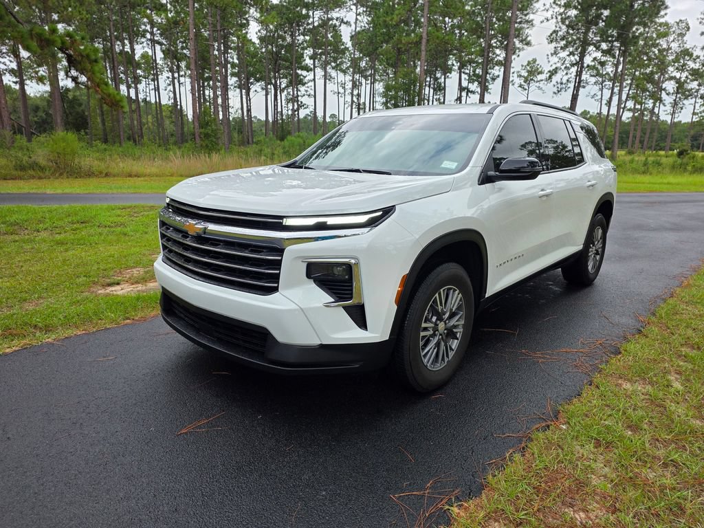 Used 2025 Chevrolet Traverse LT FWD image 1