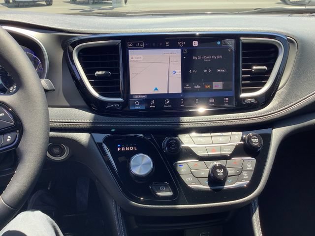 New 2027 Chrysler Pacifica Limited FWD image 17