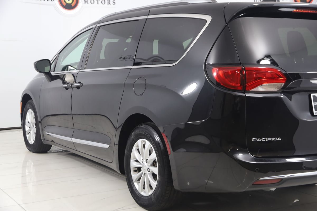 Used 2018 Chrysler Pacifica Touring-L FWD image 22
