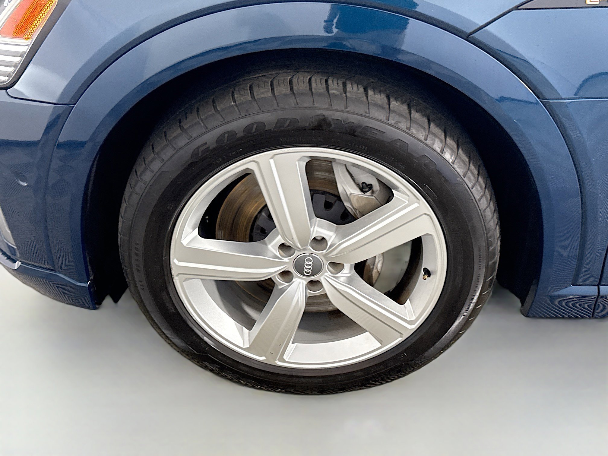 Used 2019 Audi e-tron Prestige w/ Prestige Package image 38