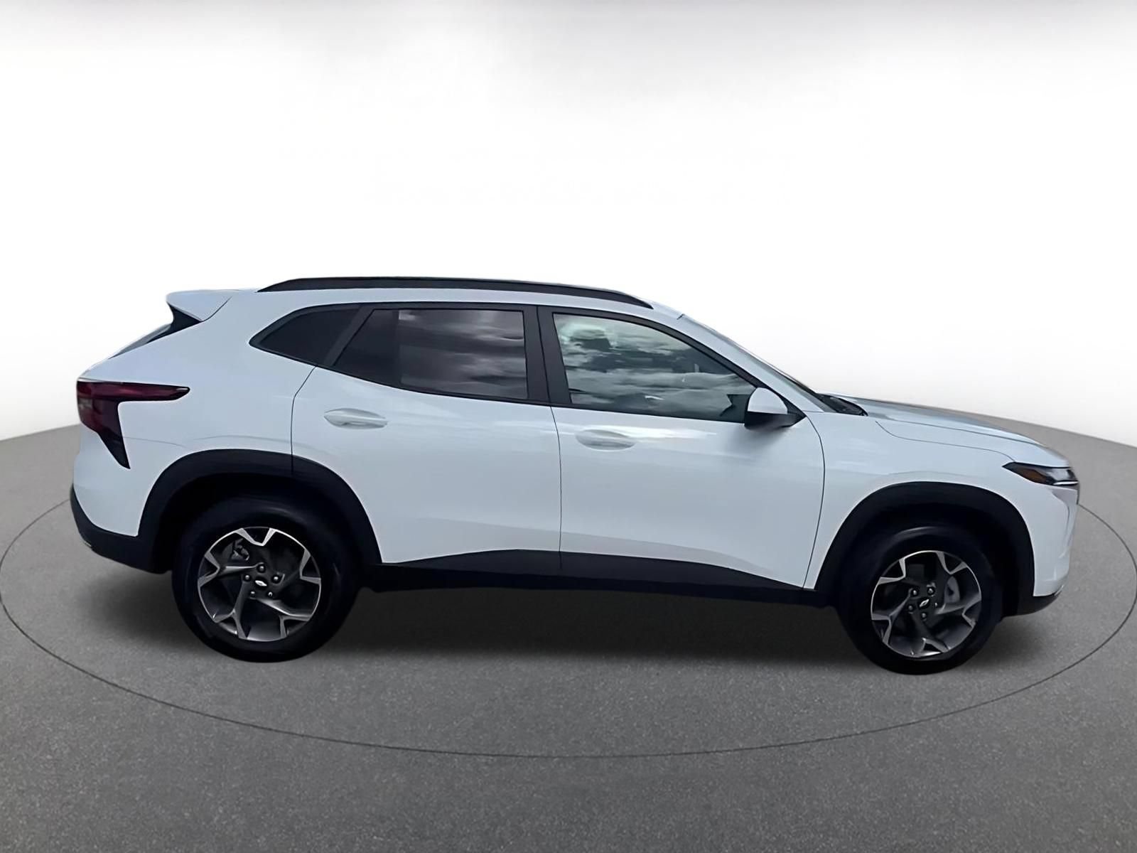 Used 2025 Chevrolet Trax LT FWD image 13