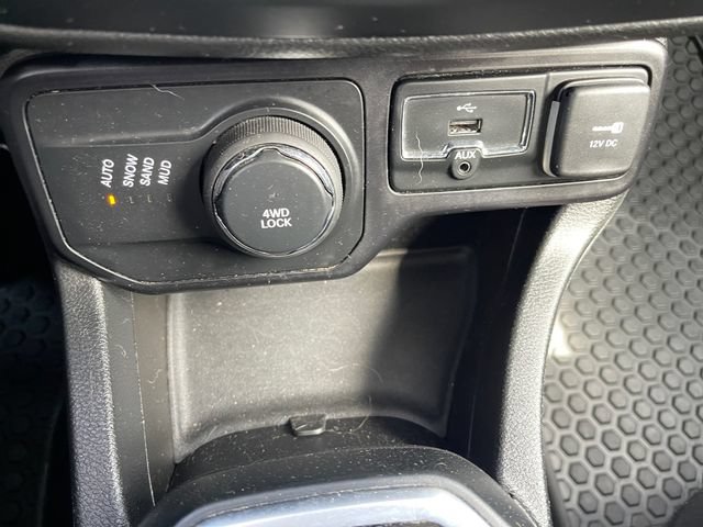 Used 2018 Jeep Renegade Latitude w/ Cold Weather Group AWD/4WD image 21