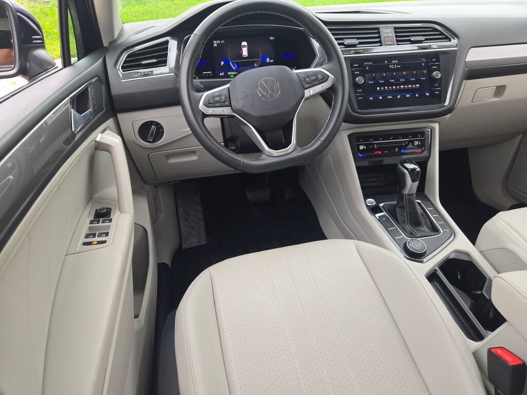 Used 2022 Volkswagen Tiguan SE AWD/4WD image 2