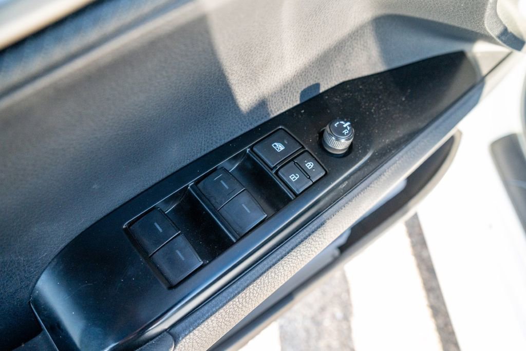 Used 2025 Toyota Camry SE w/ Convenience Package image 19