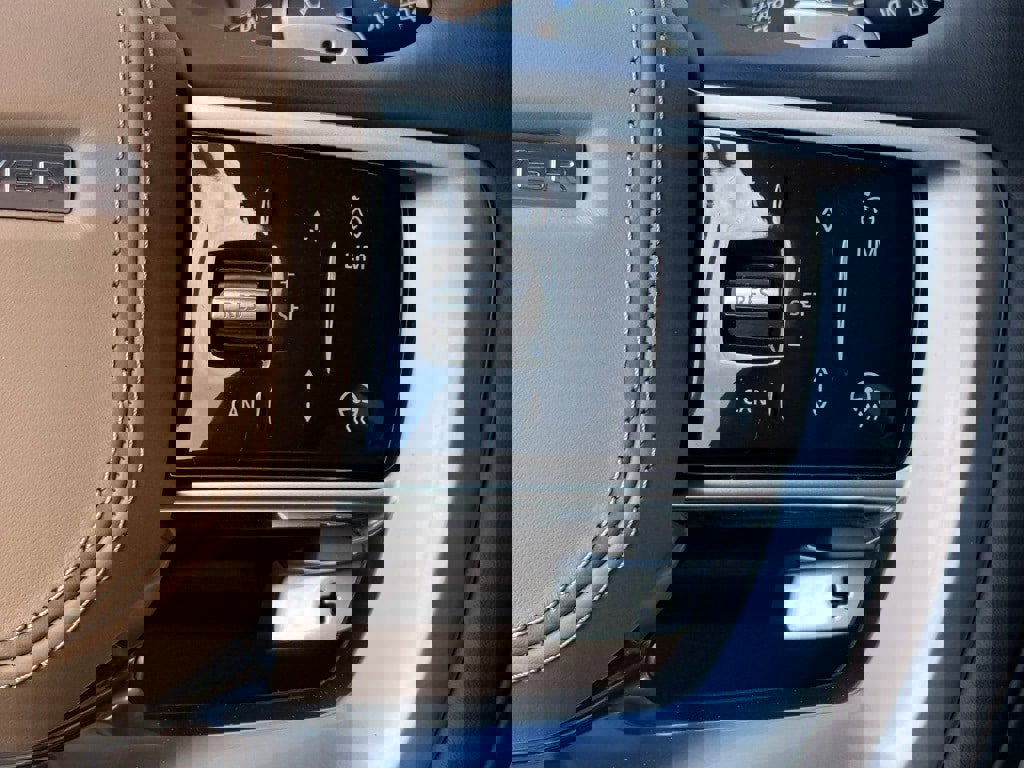 New 2025 Land Rover Range Rover SE image 18