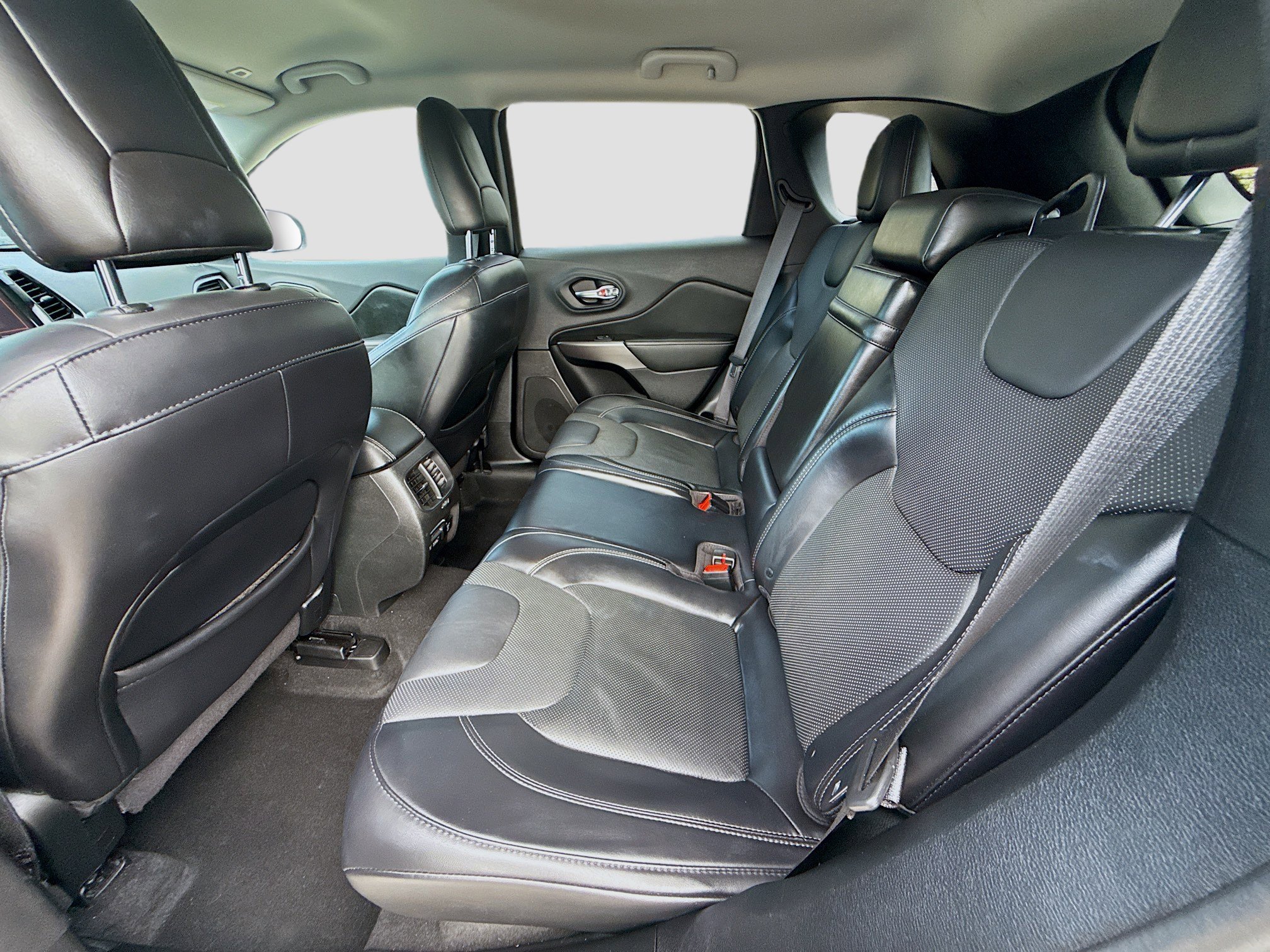 Used 2019 Jeep Cherokee Limited FWD image 23