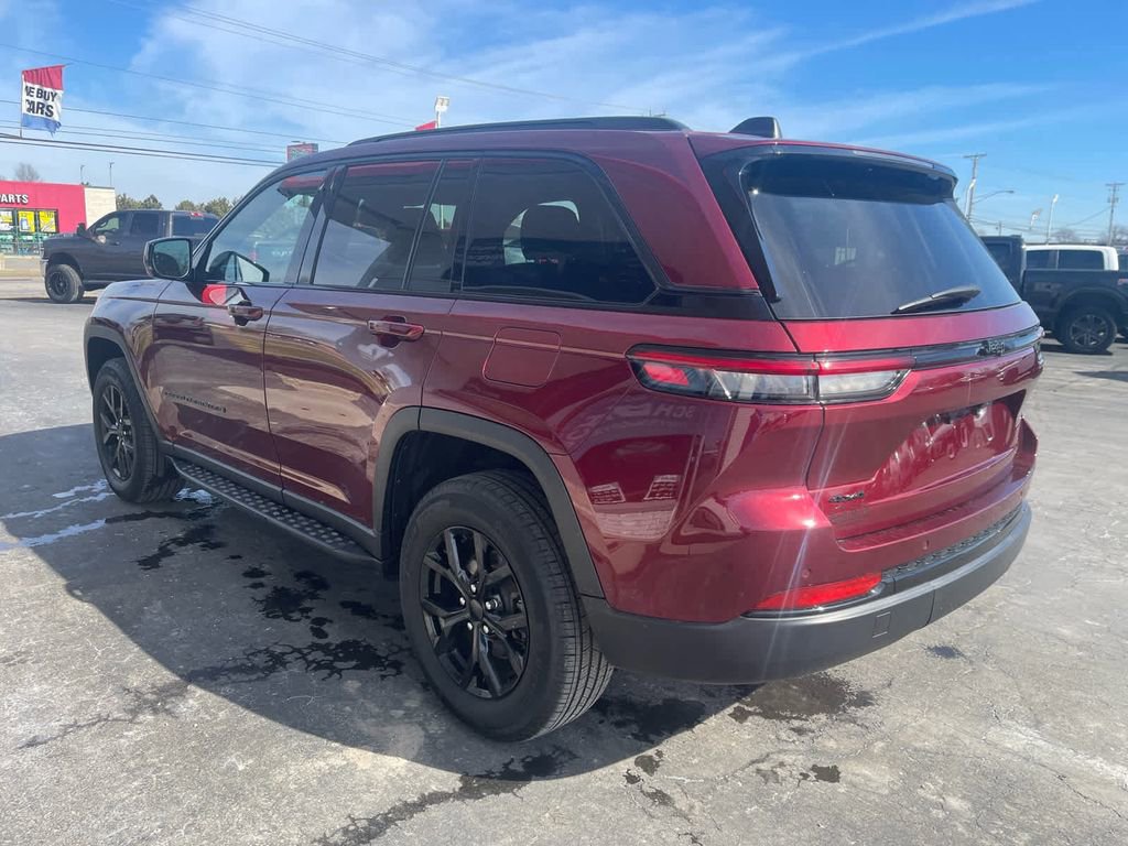 Used 2024 Jeep Grand Cherokee Altitude image 5