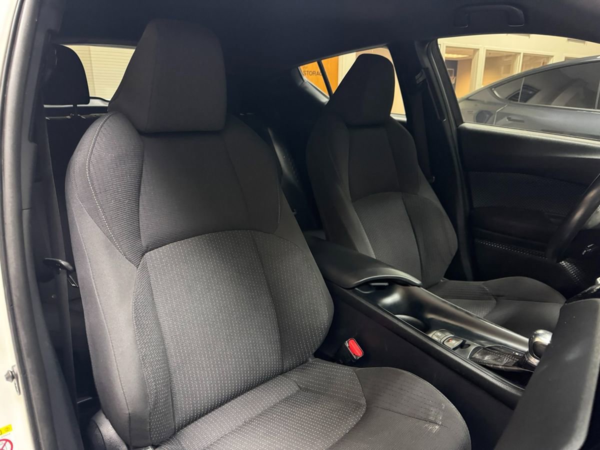 Used 2018 Toyota C-HR XLE image 18