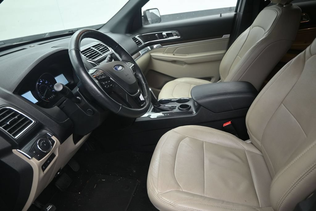 Used 2019 Ford Explorer Limited w/ Class III Trailer Tow Package FWD image 12