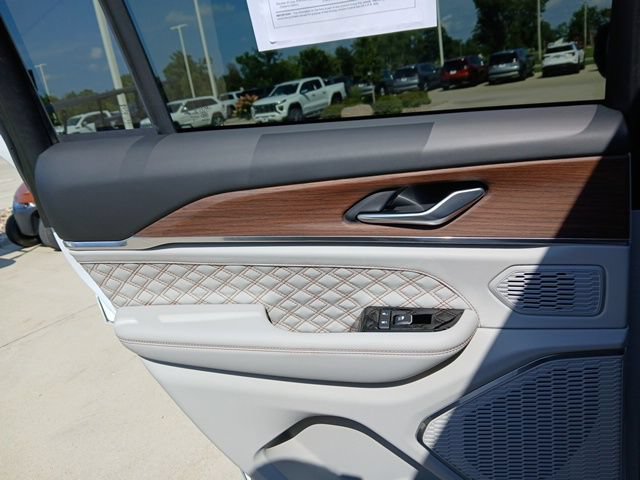 Used 2022 Jeep Grand Cherokee Summit AWD/4WD image 25