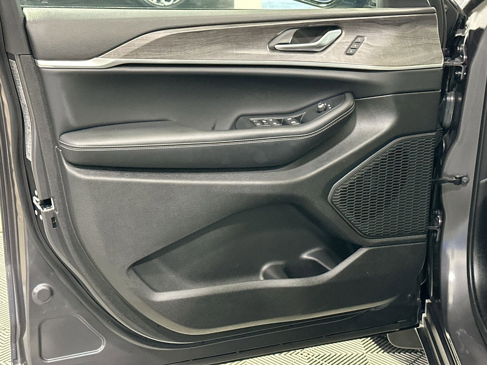 Used 2025 Jeep Grand Cherokee Limited w/ Luxury Tech Group II image 15