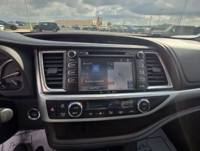Used 2019 Toyota Highlander XLE AWD/4WD image 3