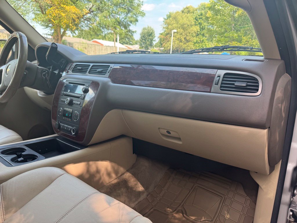 Used 2009 Chevrolet Suburban LT AWD/4WD image 26